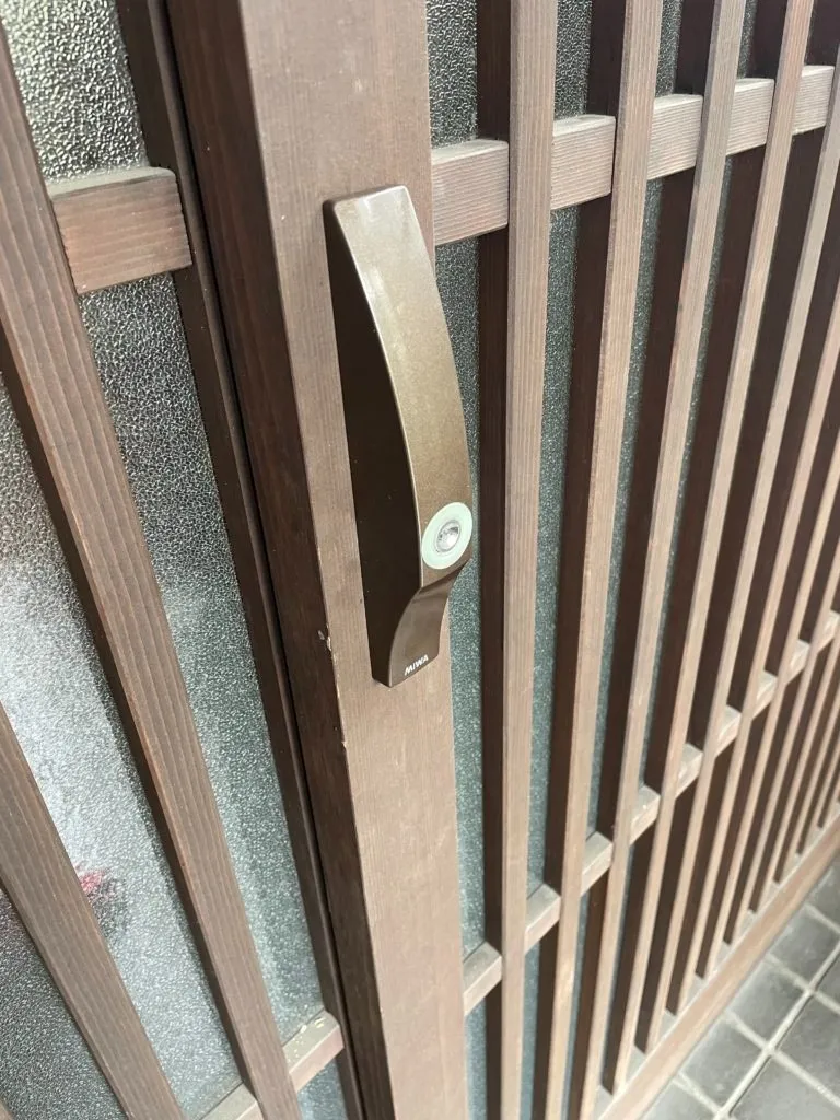 熊本市東区| 玄関引戸のカギを新しく取り付けたい