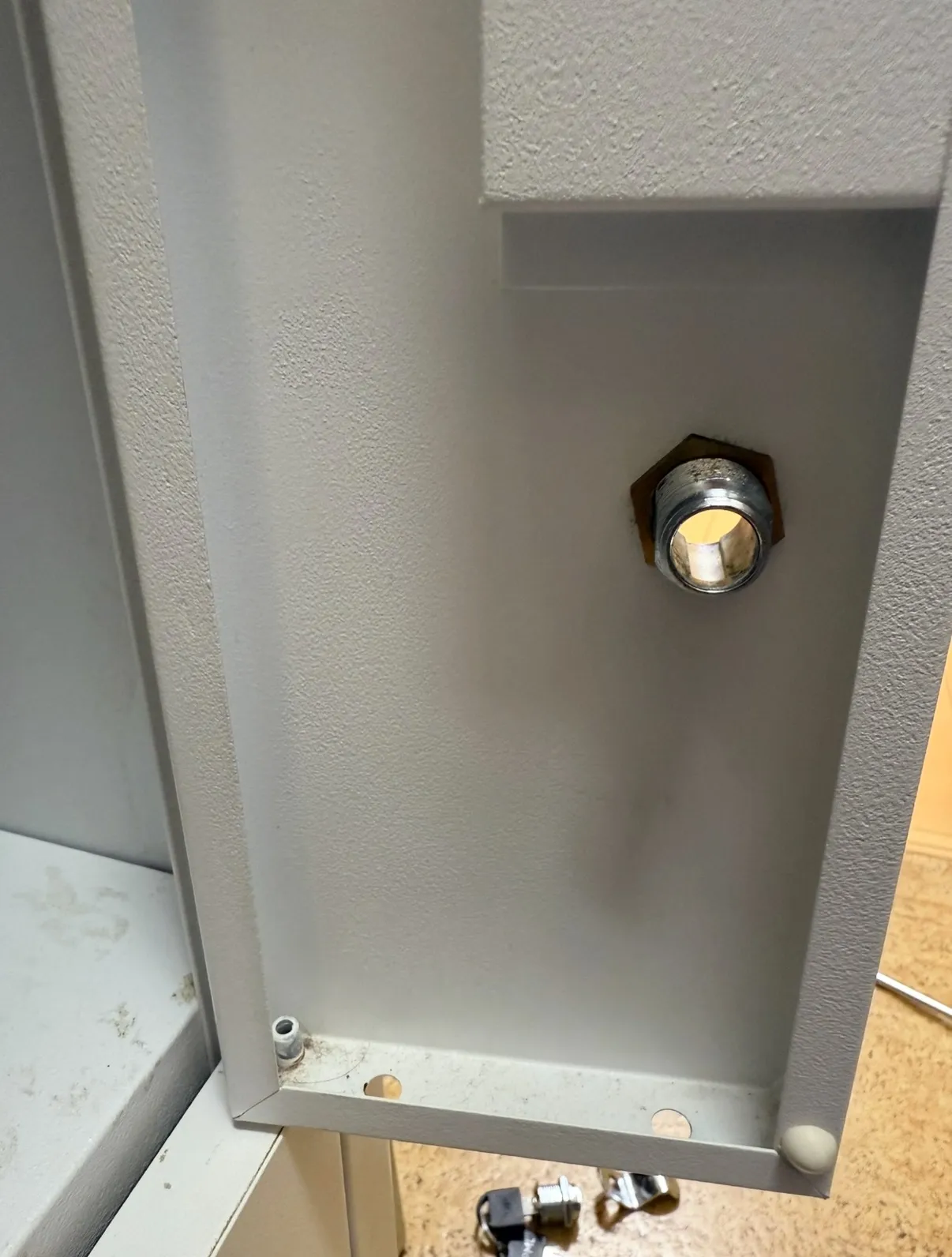 ロッカーの鍵が壊れていて使えるように交換したい